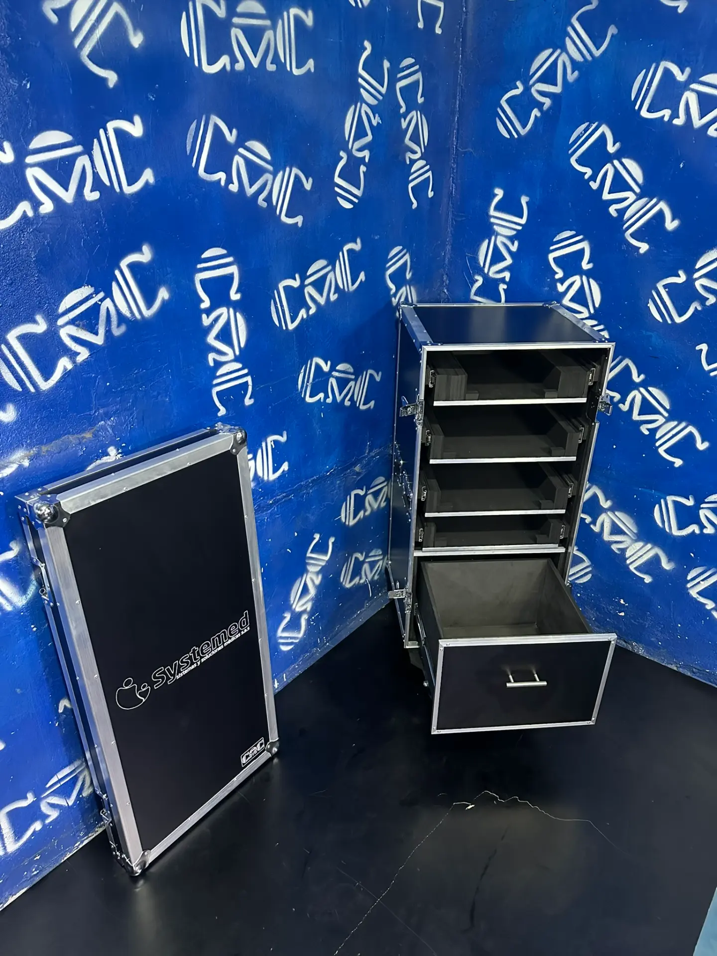 Case médico con puerta desmontable — Puerta desmontable, bandejas internas y gaveta de fácil acceso.