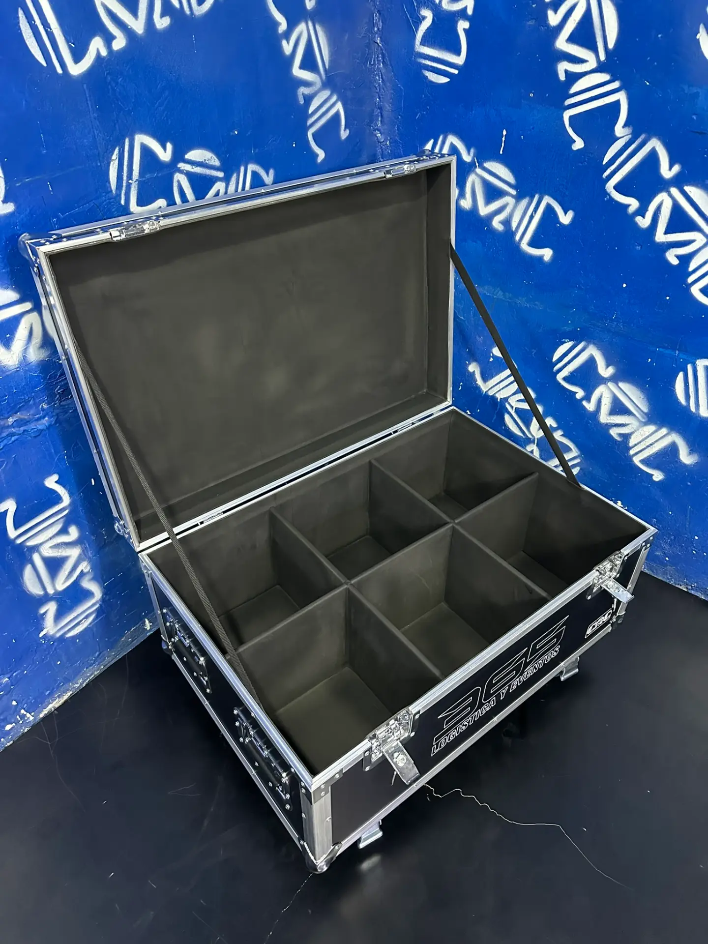 Case para 6 pares LED abierto — Seis divisiones individuales mantienen cada luz en su lugar.