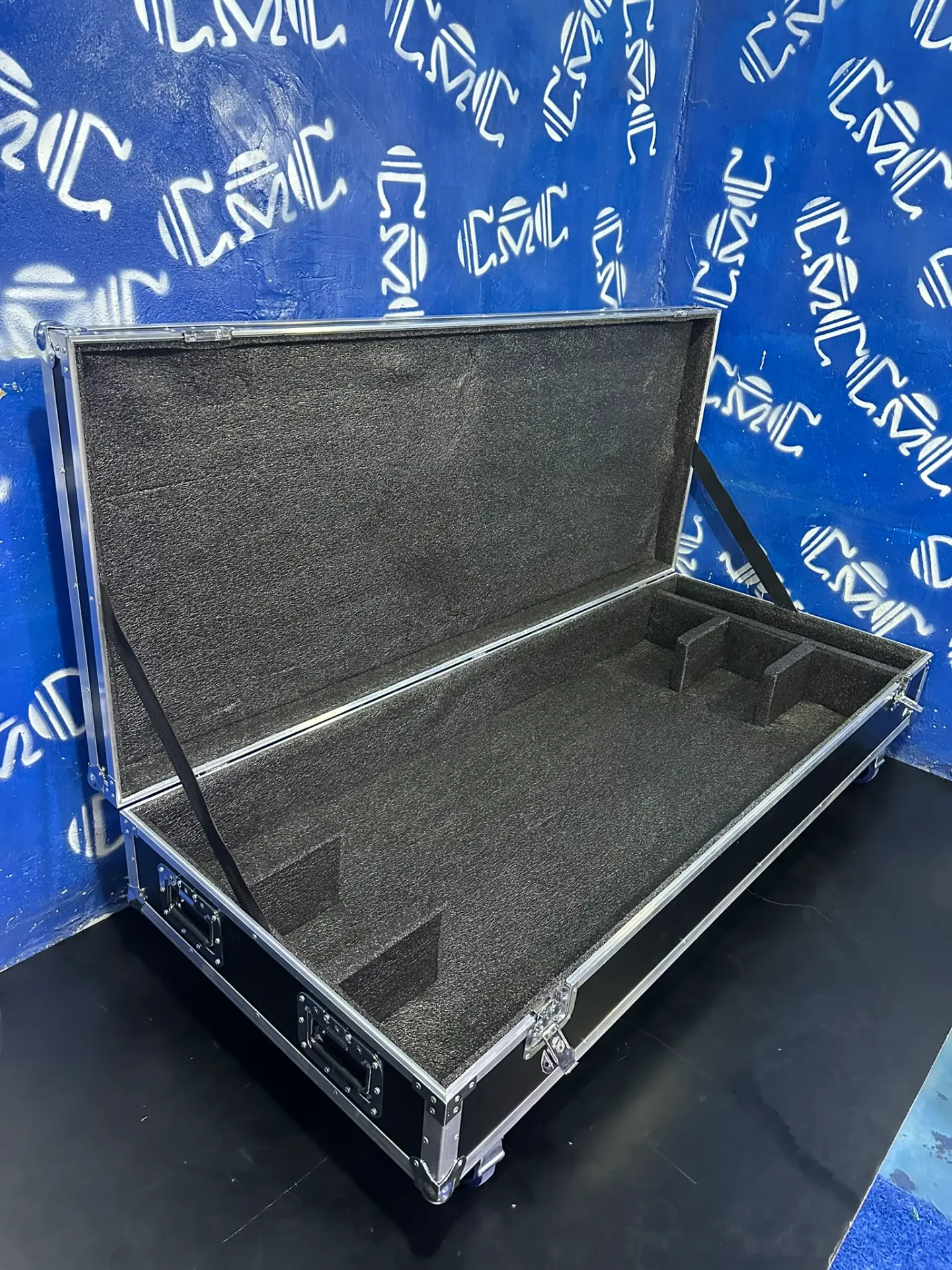 Case para 6 luces retro abierto — Interior forrado y apoyos en espuma para seis luces.