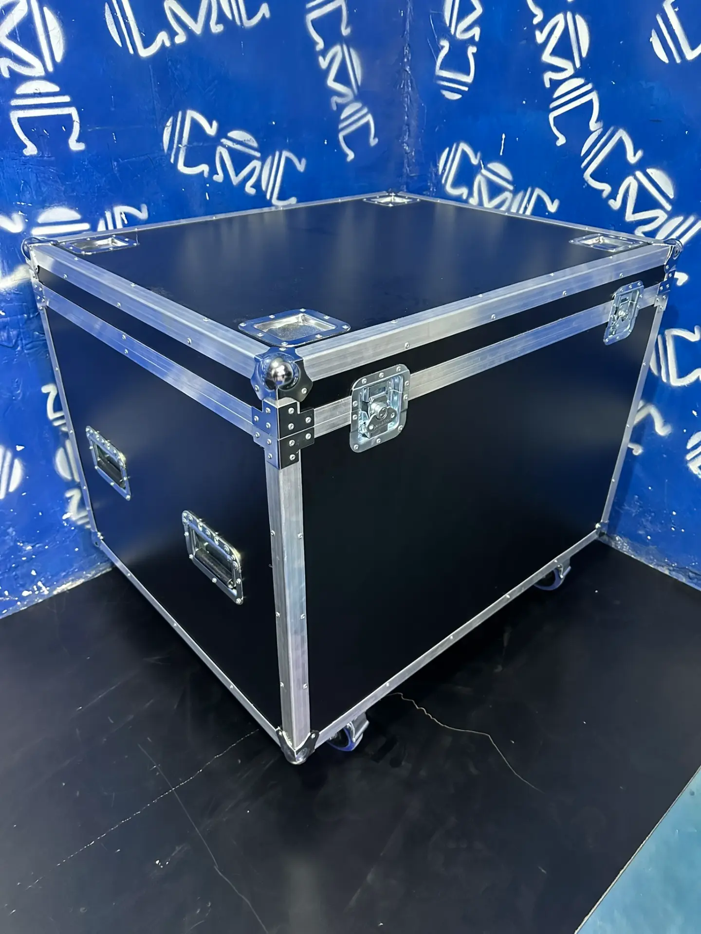 Case para cabina Line Array DAS cerrado — Protección total para transportar tus cabinas.