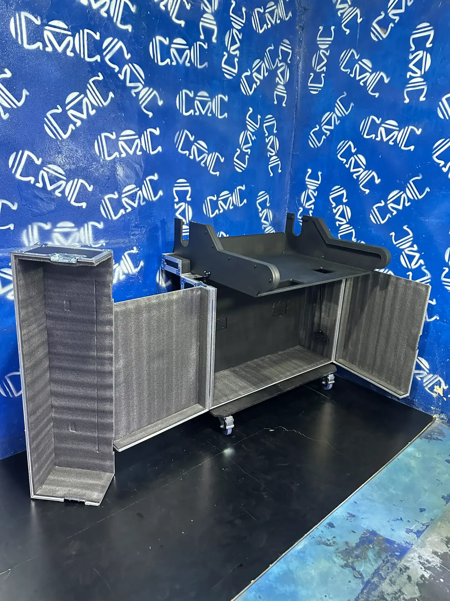 Case M32 Live convertido en mesa de mezcla — Puertas y tapa desmontables, interior en espuma y consola lista para operar.