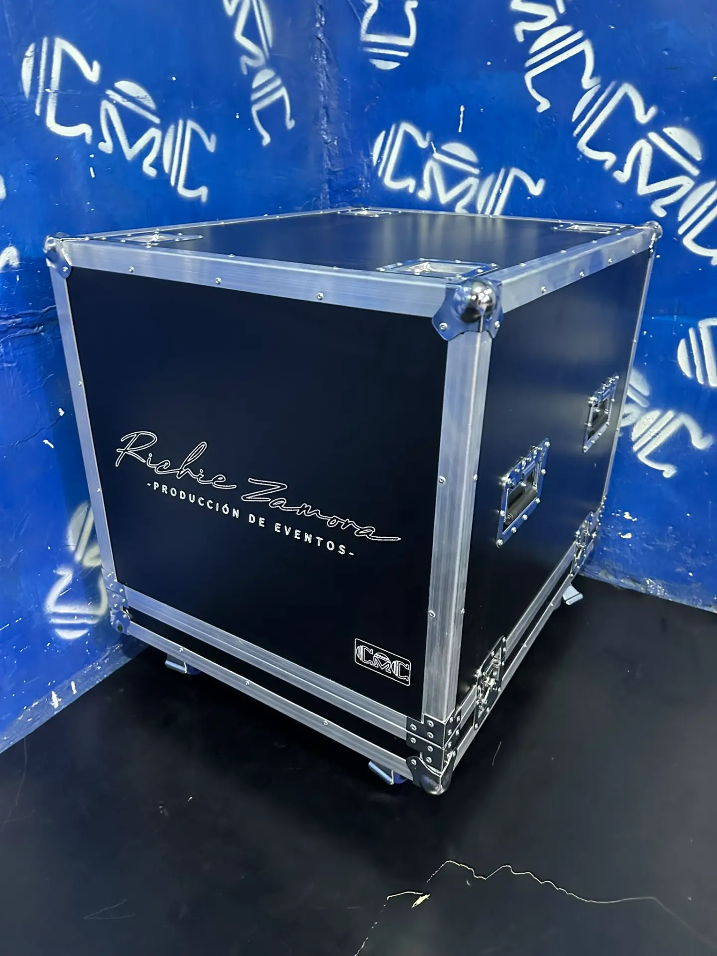Case para bajo HK cerrado — Tapa desmontable y herrajes reforzados para el transporte.